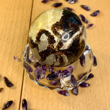 Load image into Gallery viewer, Glass Crystal Grid Plate Stands